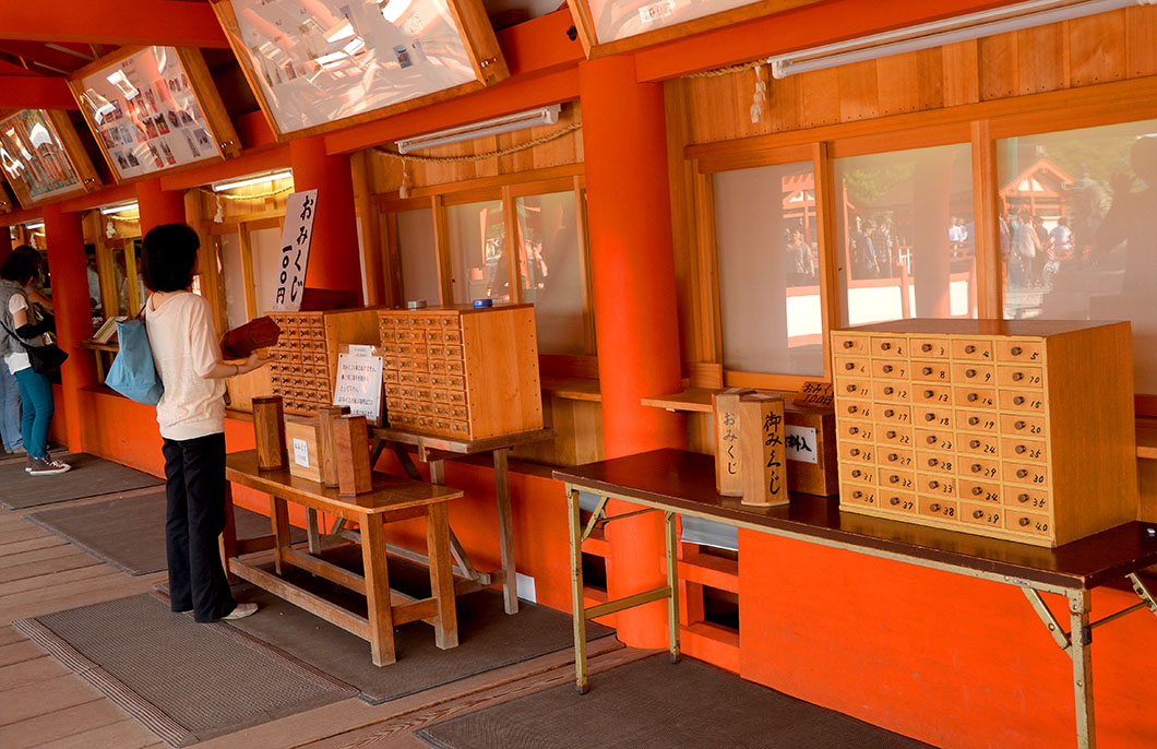 Shaking of numbered sticks in metal containers, from which one pops out of the tiny opening