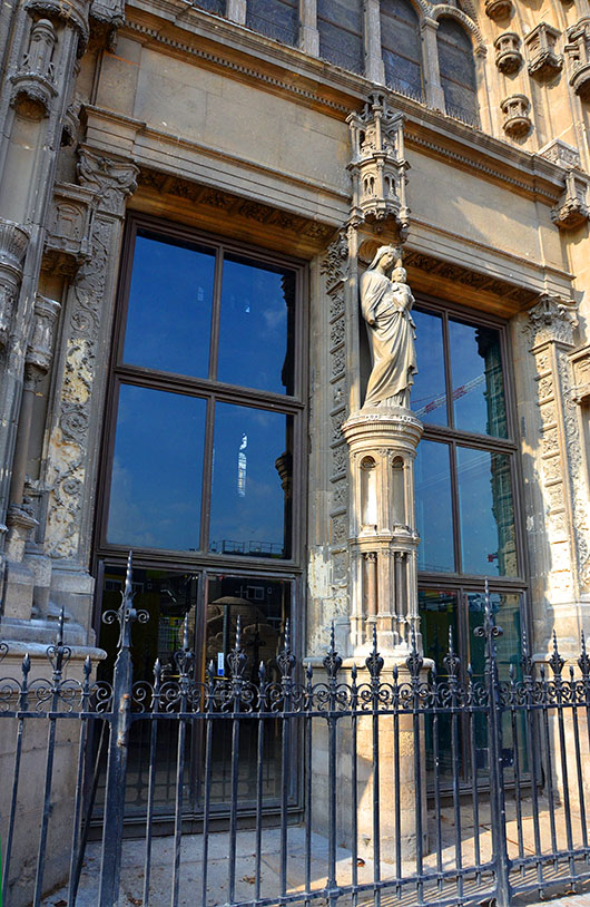 Reflection of the Henri de Miller sculpture, "L'Écoute" in the windows of Saint Eustache