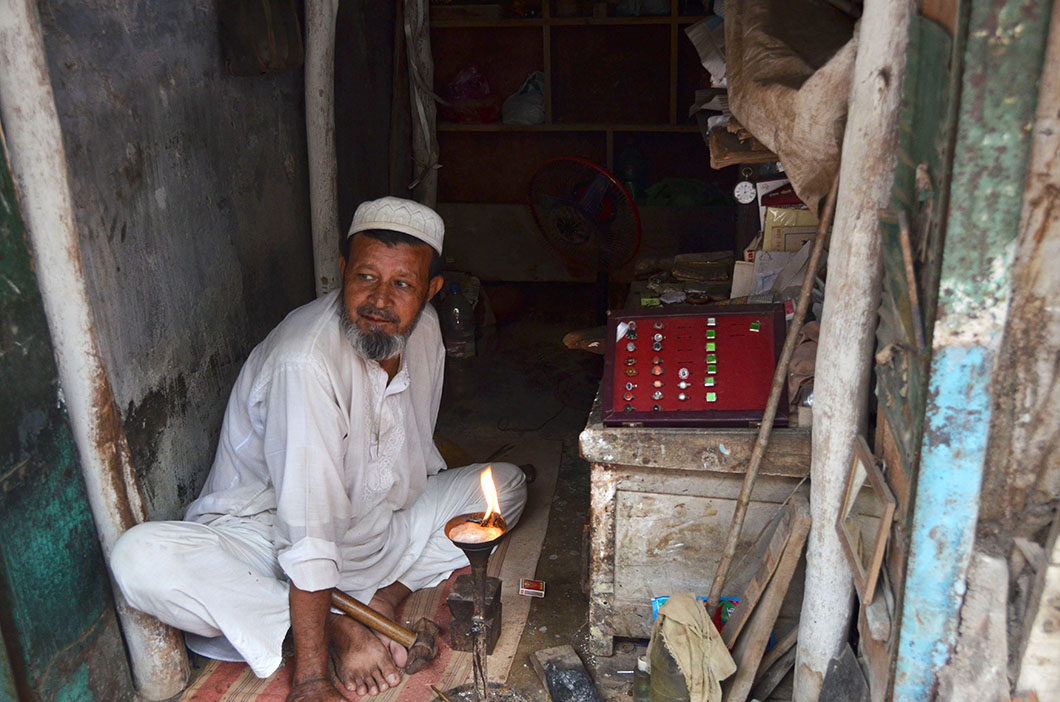Craftsman, Lucknow Making rings out of old coins - Lucknow