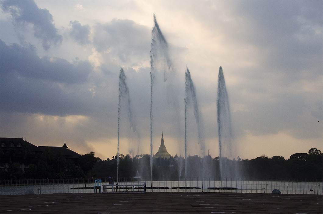 Fountains in Kandawgyi park